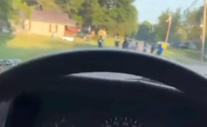 Video: Automovilista se graba tratando de arrollar a niños afroamericanos en Mississippi. Fue detenido