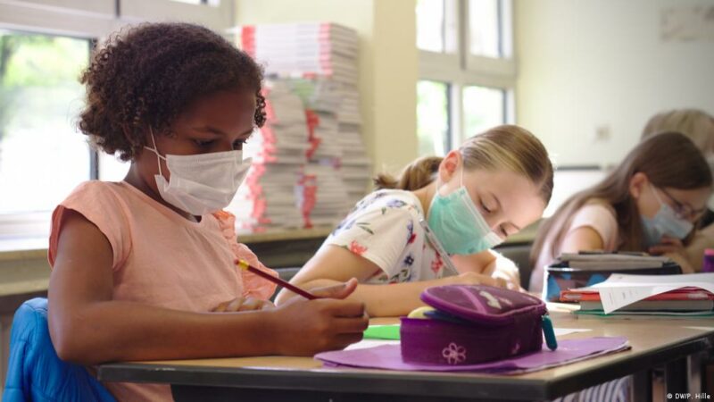 LAUSD pide usar mascarillas en interiores en escuelas y centros de trabajo para el próximo año escolar