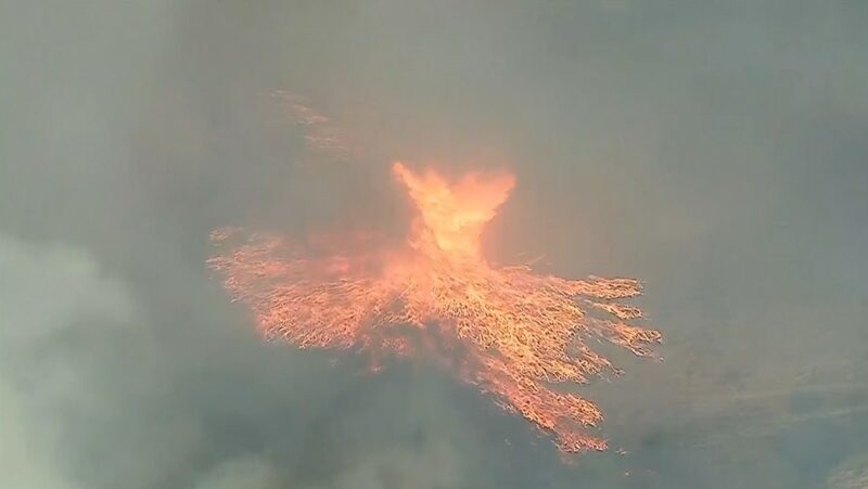 Video: “Tornado de fuego’ se forma en medio de los incendios forestales cerca de Los Angeles