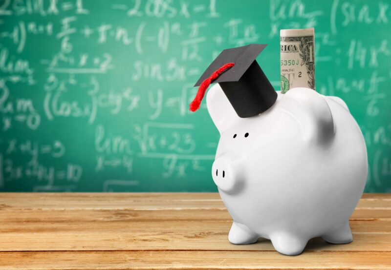 Destinan 1,400 millones de dólares para capacitar a maestros de secundaria de California en educación financiera