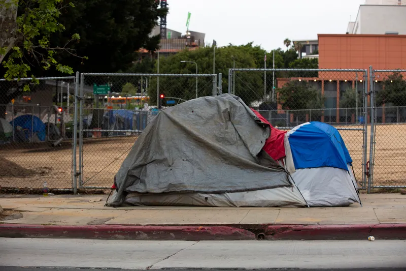 Concejales de LA prohíben a personas sin hogar instalar campamentos a menos de 500 pies de escuelas y guarderías