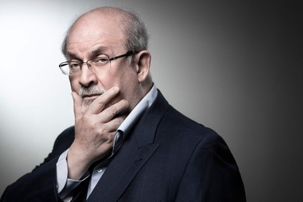 Médicos retiran respirador artificial al escritor Salman Rushdie