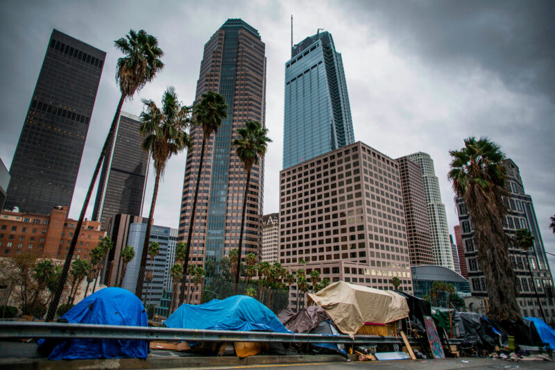 Votantes de LA decidirán si los hoteles admiten a personas sin vivienda en cuartos vacantes