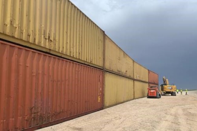 Arizona construye un muro fronterizo con contenedores de carga para frenar a migrantes