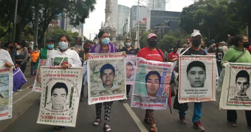 Familias de los 43 marchan en CdMx y piden castigo a todos los responsables de su desaparición