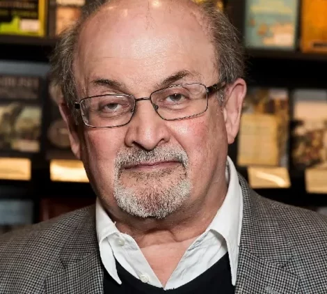 Salman Rushdie está conectado a un respirador; tiene daños en hígado y un ojo