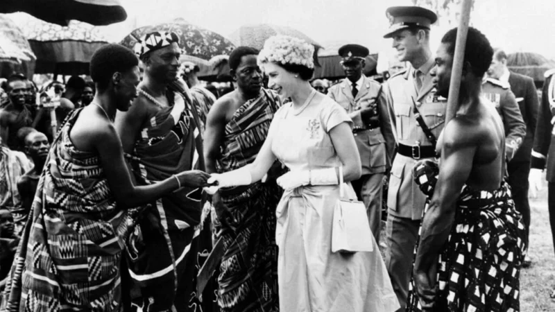 En Africa, expoliaciones, represiones y tragedias con la Inglaterra colonial de la Reina Isabel II, destacan medios