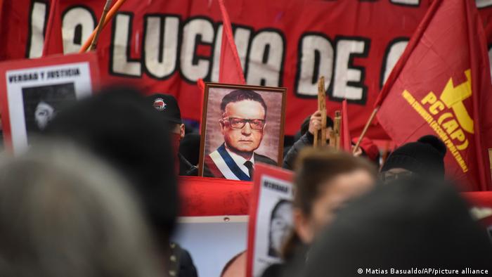Video: Miles recuerdan al presidente Salvador Allende en el 49º aniversario del golpe de estado de Pinochet