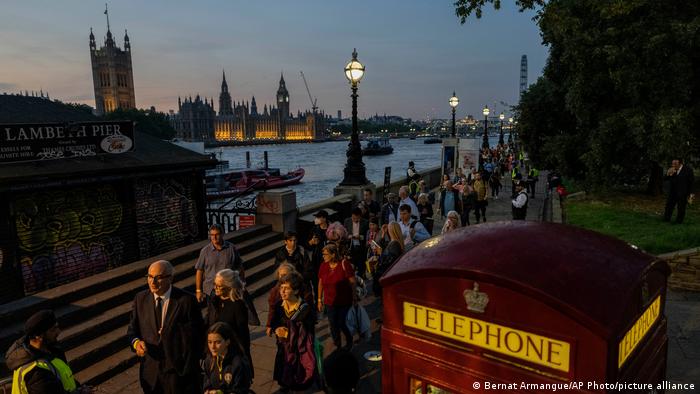 Londinenses desfilan para dar último adiós a la reina Isabel II
