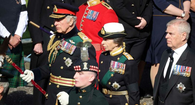 Encabeza Carlos III procesión fúnebre de Isabel II en Edimburgo