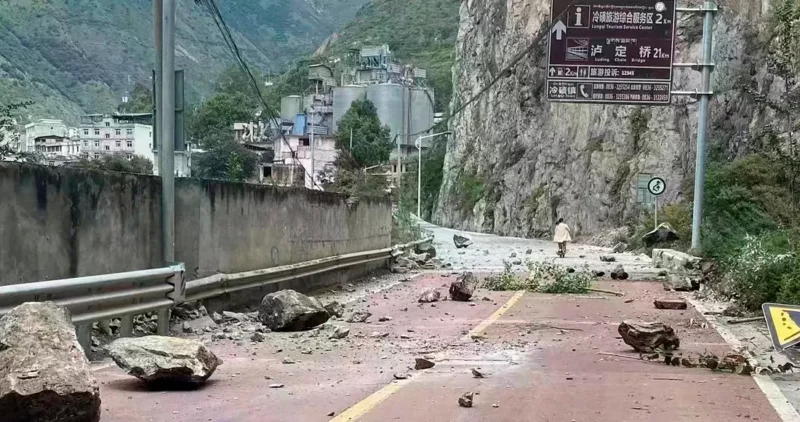 Videos: Sismo de magnitud 6.8 azota China; hay al menos 21 muertos y aludes de tierra