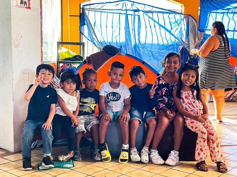 El magisterio de EU inicia apoyo a migrantes refugiados en Tijuana y atenderá necesidades educativas de los niños