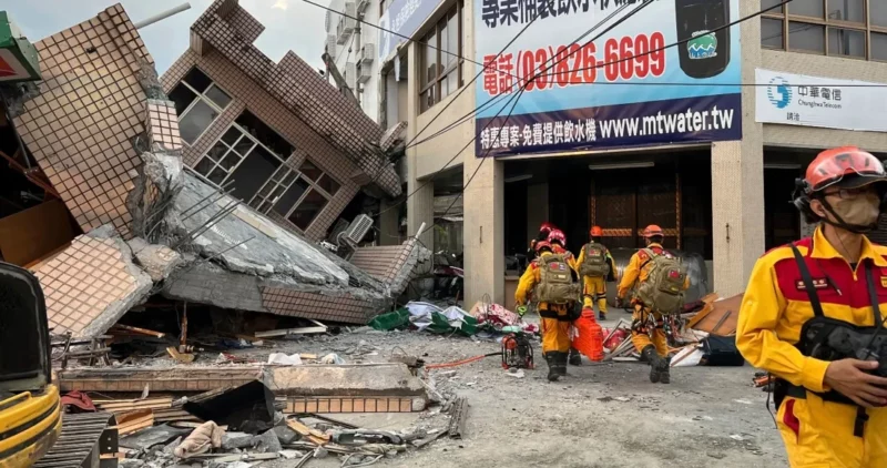 Videos: Terremoto de magnitud 6.8 azota Taiwán; hay gente atrapada, colapsos y deslaves