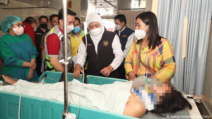 Culpan a la policía de Indonesia de haber provocado la muerte de 125 personas en un estadio de futbol