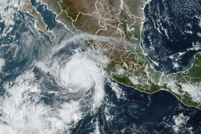 Video: El huracán Roslyn, categoría 4, con vientos de 215 kilómetros por hora, llega a Jalisco y Nayarit