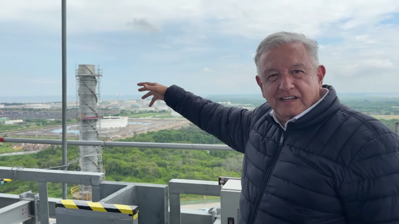 Video: AMLO supervisa la refinería de Dos Bocas: 30 mil trabajadores concluyen su construcción, que costará 233 mil millones de pesos