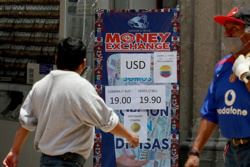México, de los pocos países con estabilidad cambiaria: FMI. El peso se ha apreciado frente al dólar. El aumentó temprano sus tasas ayudó a contener la inflación, indica