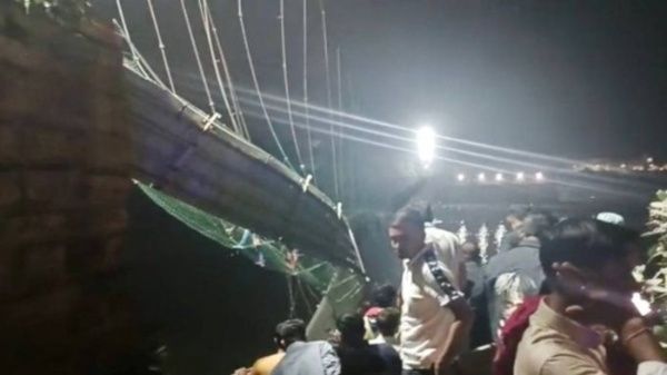 Colapso de puente en India deja al menos 60 muertos; más de 400 personas cayeron al río
