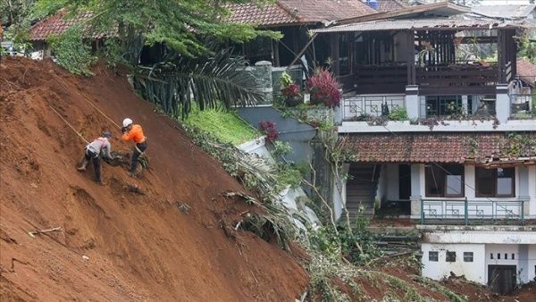 Aumentan a 310 los fallecidos por terremoto en Indonesia