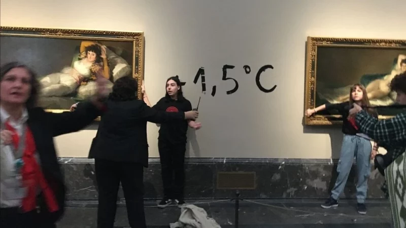 Video: Activistas pegan sus manos a obras de Goya en Museo del Prado
