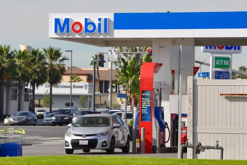 El precio de la gasolina sigue disminuyendo en el sur de California
