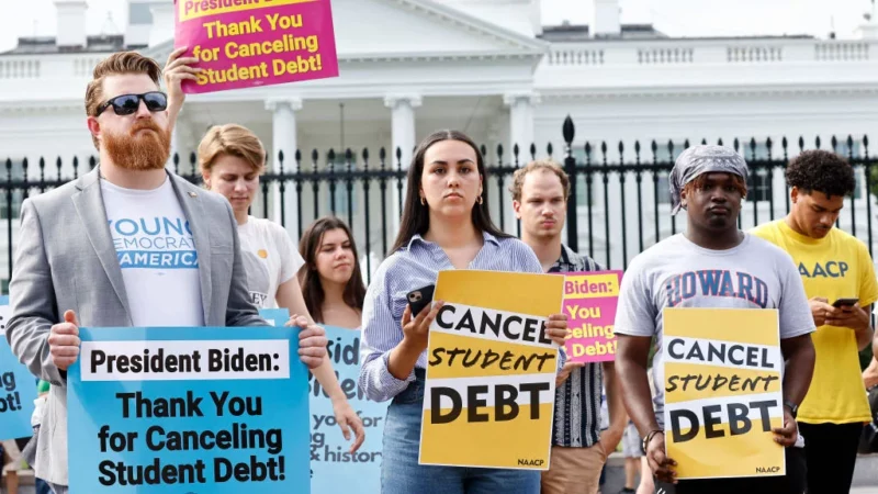 La condonación de deudas estudiantiles, impulsada por el presidente Biden, es inconstitucional y debe anularse, determina un juez federal de Texas