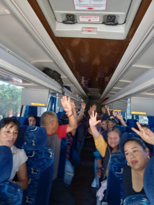 Más de 10 mil regiomontanos , por carretera y aire, a la CDMX a la marcha de AMLO; un autobús se accidentó. Denuncian boicot. Titular de Gobernación afina detalles
