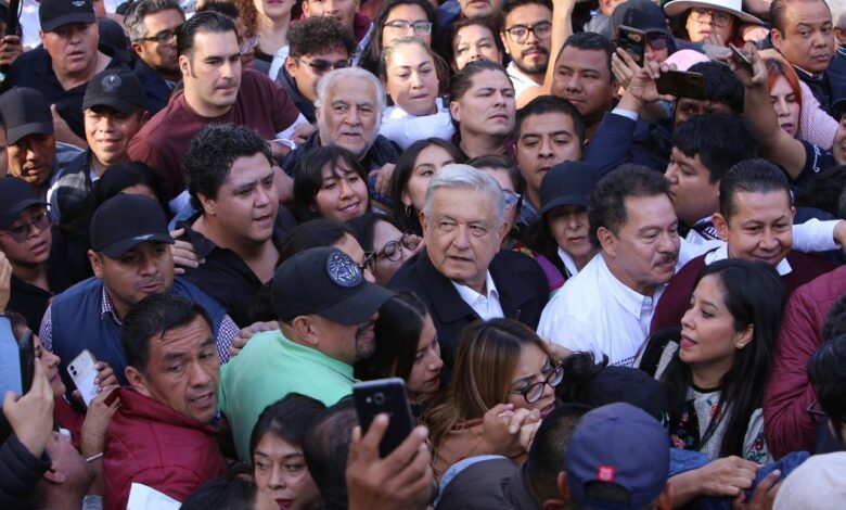 Videos: Un millón 200 mil marcharon. AMLO invoca la no reelección y destaca su proyecto de “humanismo mexicano”