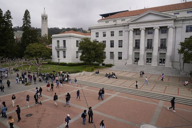 Huelga en el sistema universitario público de California (UC) en la que participan 48 mil sindicalizados. Es el mayor paro de académicos en la educación superior de EU