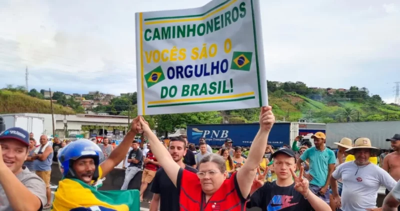 Videos: Resistencia a Lula: fanáticos de Bolsonaro bloquean cientos de carreteras. Tribunal ordena liberarlas
