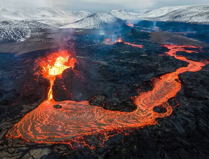 Video: Entra en erupción en Hawái el volcán en activo más grande del mundo