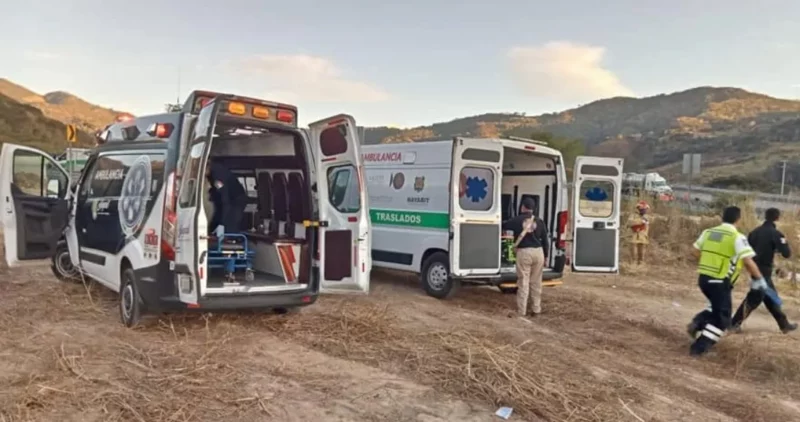 Autobús se vuelca en autopista de Nayarit y deja 15 muertos; eran turistas de Guanajuato