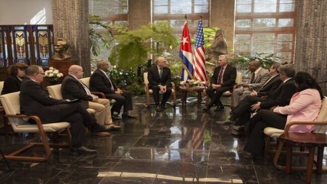 El presidente de Cuba se reúne con legisladores de EU y acuerdan mejorar relaciones bilaterales