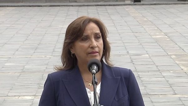 Presidenta de Perú descarta adelantar elecciones