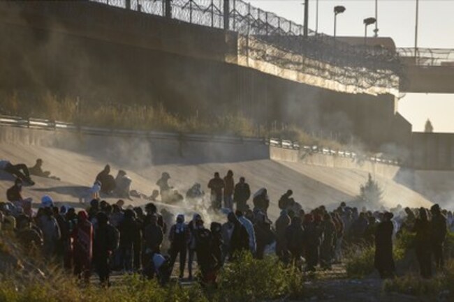 Unos 1,500 migrantes cruzaron la frontera desde México buscando asilo en EU