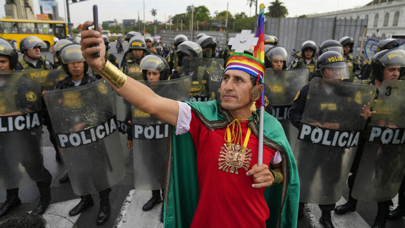 Videos: Boluarte despliega más de 10.000 policías para “controlar” la multitudinaria ‘Toma de Lima’