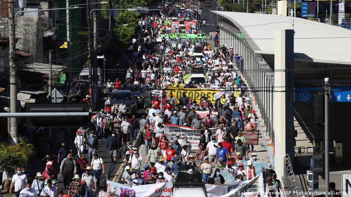 Salvadoreños conmemoran 31 años del fin de la guerra civil con denuncias de “represión”