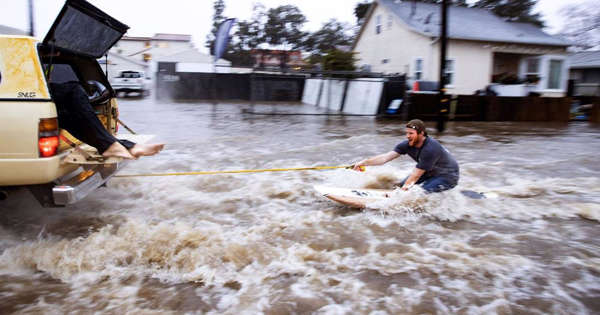 Biden visita zonas devastadas por las tormentas en California