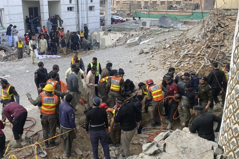 Terrorismo en Pakistán: más de 61 muertos y 60 heridos por explosión en mezquita. Alerta máxima