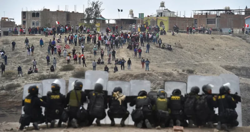 Videos: Manifestaciones dejan 2 muertos en Lima: “El gobierno roba, la policía mata y la prensa miente”