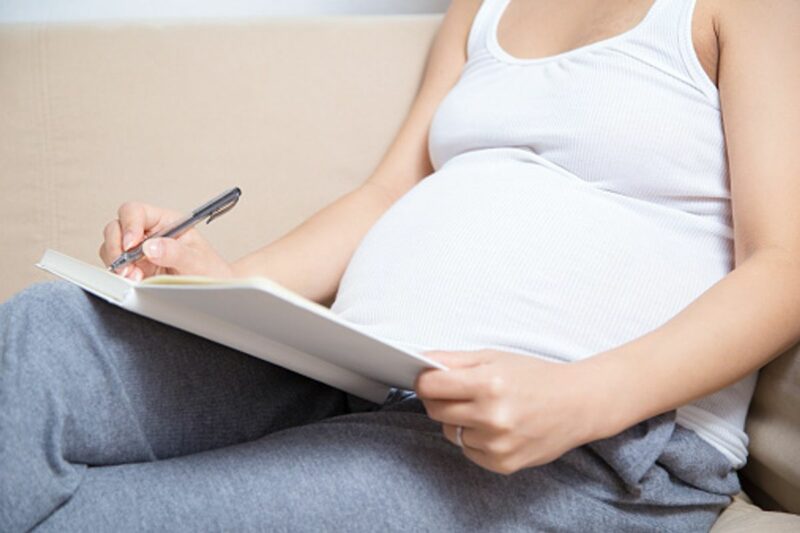 Casas de estudio deben crear condiciones para alumnas embarazadas en salones de clase