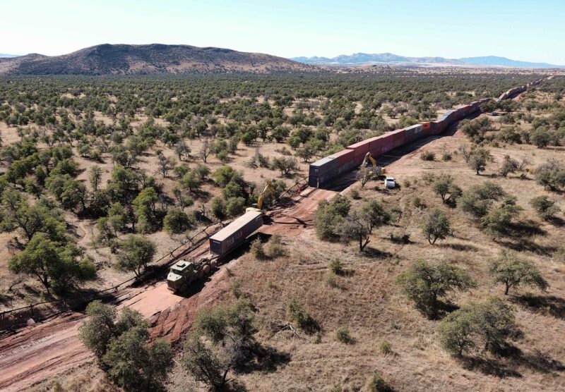 Arizona desmantela muro de contenedores en la frontera EU-México