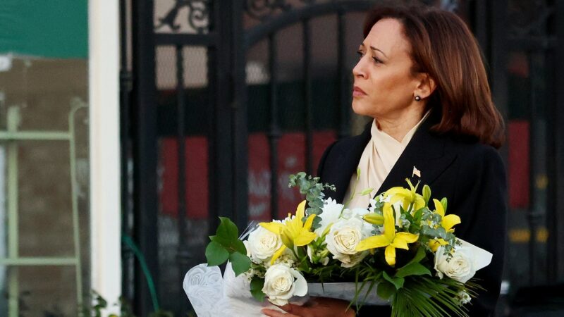La vicepresidenta Kamala Harris rinde tributo a los 11 asesinados en Monterrey Park