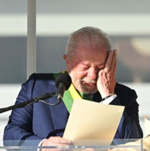 Lula asume la presidencia y se compromete a reconstruir a Brasil junto con el pueblo