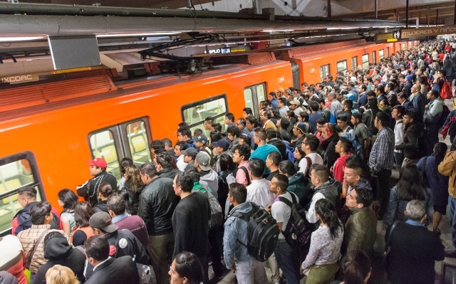 Usuarios aprueban la presencia de la Guardia Nacional en el Metro pues abatirá delitos. Dicen que hay quien está haciendo “algo raro” y que “es un asunto político”