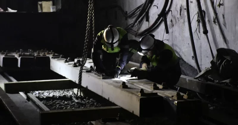 Videos: El humo en Línea 7 del Metro fue provocado por desprendimiento de cable en zona de vías. No hay registro de casos similares desde que opera ese tramo, en 1984