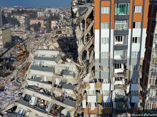 35 mil 418 muertos, 13,208 hospitalizados y 47 mil edificios con 211 mil viviendas derrumbadas, en Turquía