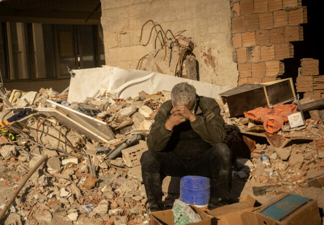 Videos: En Turquía, uno de los terremotos más devastadores: casi 30 mil muertos y 80 mil heridos