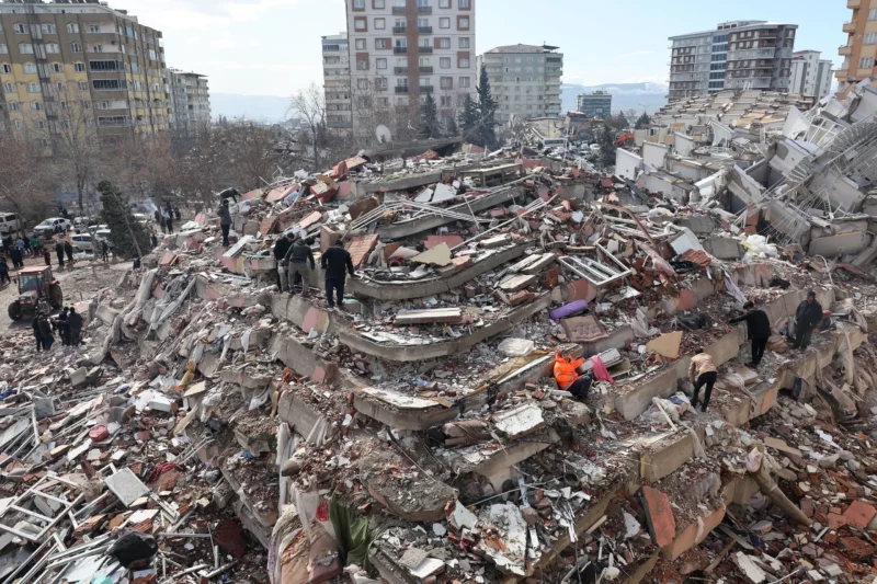 Videos: Van más de 15 mil fallecidos por el terremoto