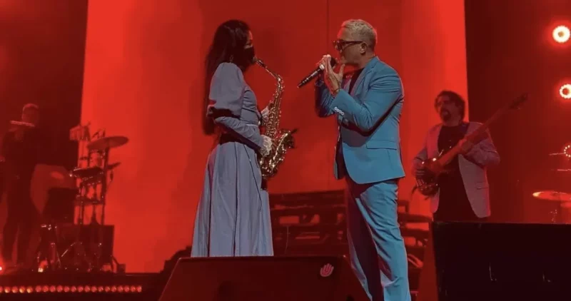 Video: Alejandro Sanz invita a tocar en su concierto a la saxofonista María Elena Ríos